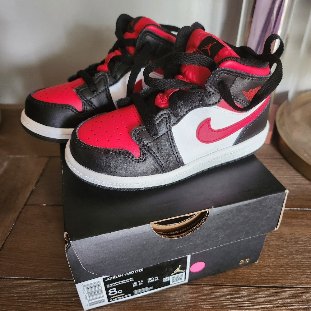 Nike jordan's 1 mid